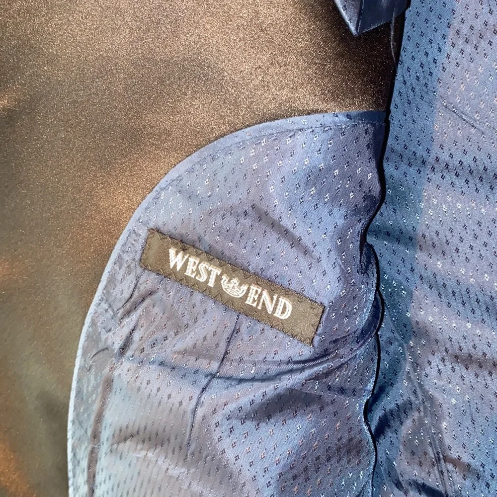 Suit - Picture 3 of 4